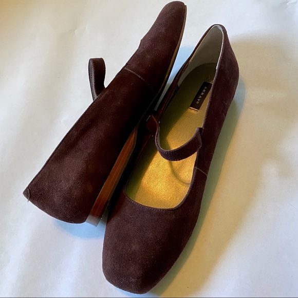 Elegant Array brown suede flats - super comfy - Picture 3 of 5